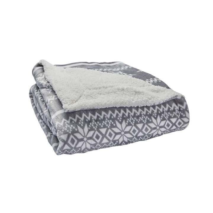 A warm grey Nordic sherpa blanket with a size of 130x180cm, creating a snug and inviting atmosphere.