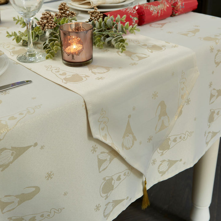 A beautifully set table with Celebright's Cream/Gold Metallic Gonk Collection