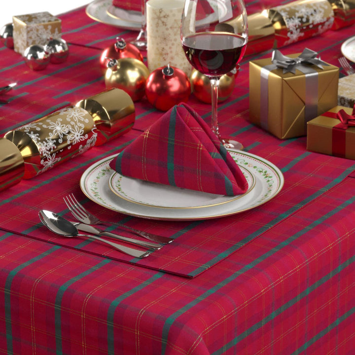 A comprehensive dining experience with Celebright's Metallic Tartan table decor.