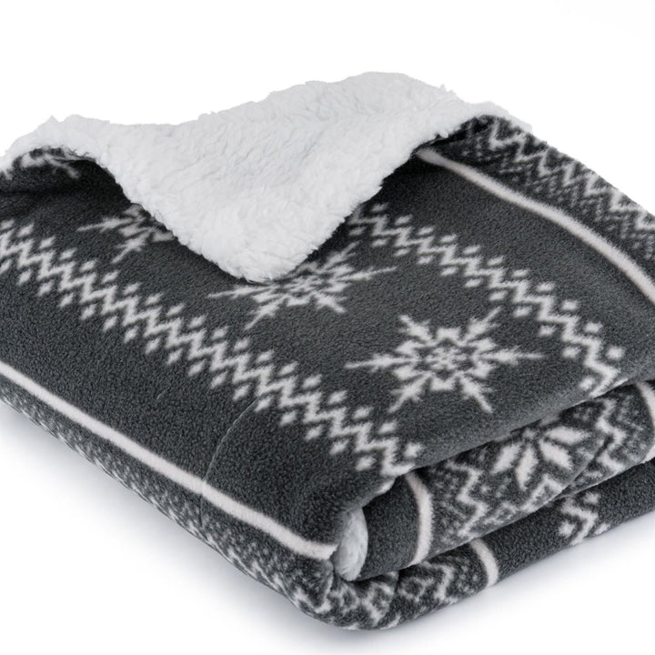 A premium grey pet blanket, 72x110cm, designed with cozy Nordic-Sherpa lining for warmth.