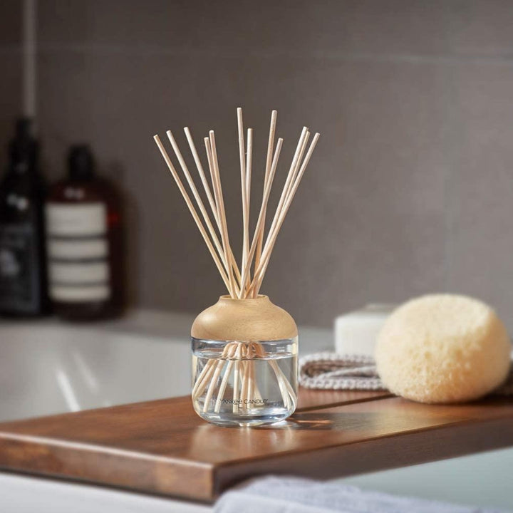 The Sunny Day Dream Reed Diffuser by Yankee Candle brings the invigorating scent of sunshine and meadows into your home, creating a blissful atmosphere.