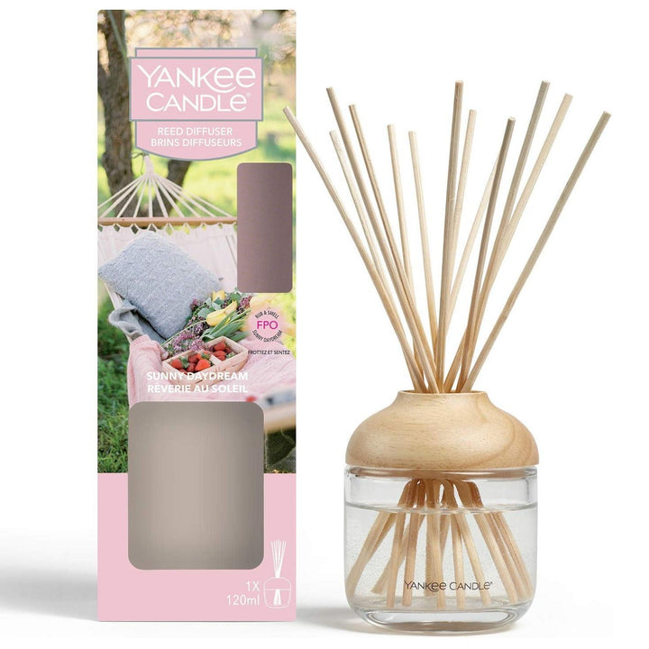 Enjoy the refreshing scent of a sun-kissed meadow with the Yankee Candle Sunny Day Dream Reed Diffuser, creating an inviting atmosphere in any room.