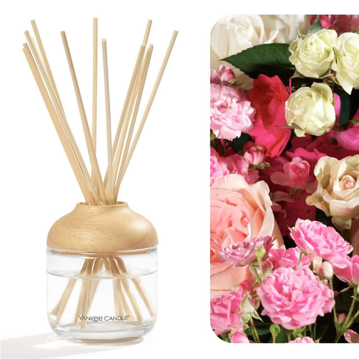 Elevate your surroundings with the Yankee Candle Floral Reed Diffuser, which offers the timeless aroma of Fresh Cut Roses in full bloom.