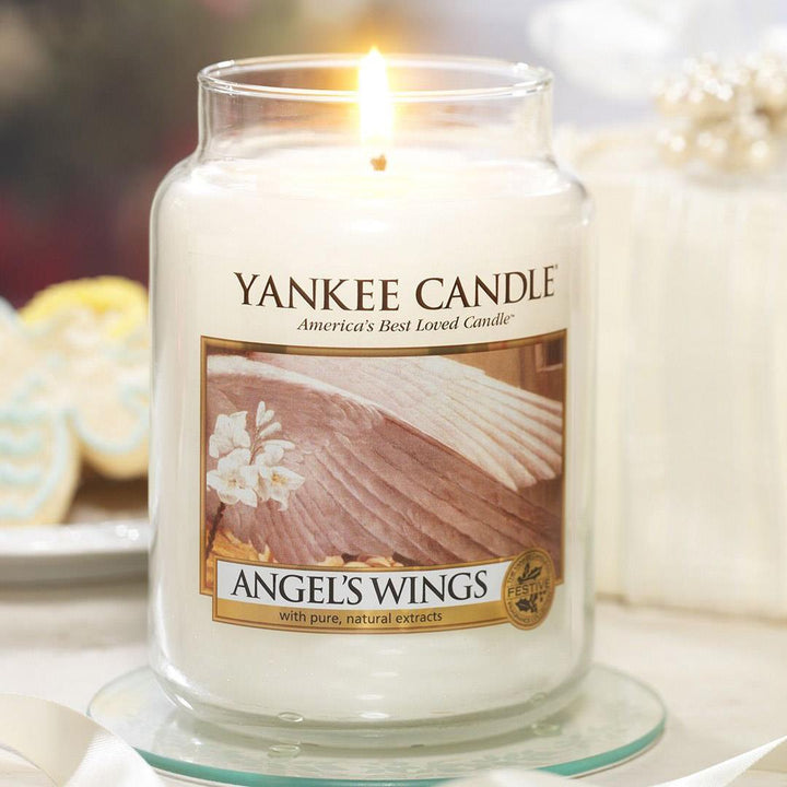 Experience the essence of Christmas cheer with the Yankee Candle holiday fragrance set.
