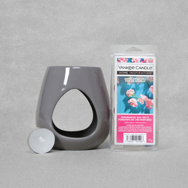 Yankee Candle G-SS21 Wax Melt Warmer Gift Set: Enhance your ambiance with this elegant white ceramic melt warmer, accompanied by a 75g pack of 'Simply Sweet Pea' wax melts and an unscented tealight. Experience the soothing fragrances of Yankee Candle in this beautifully crafted gift set.